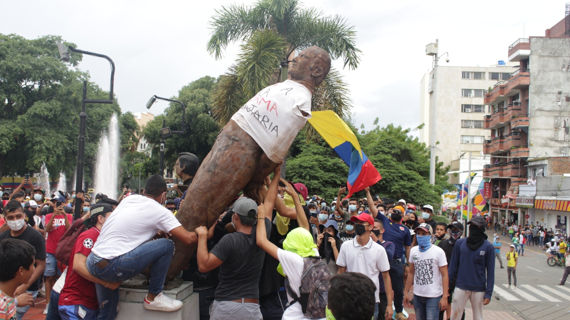 Las estatuas caídas, pero no en combate. 