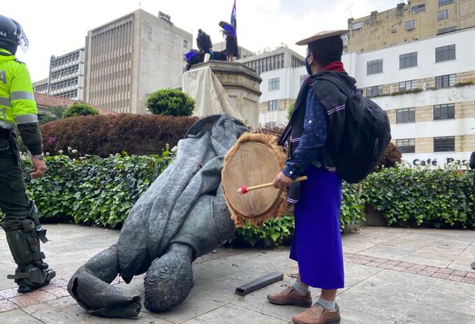 Las estatuas caídas, pero no en combate. 