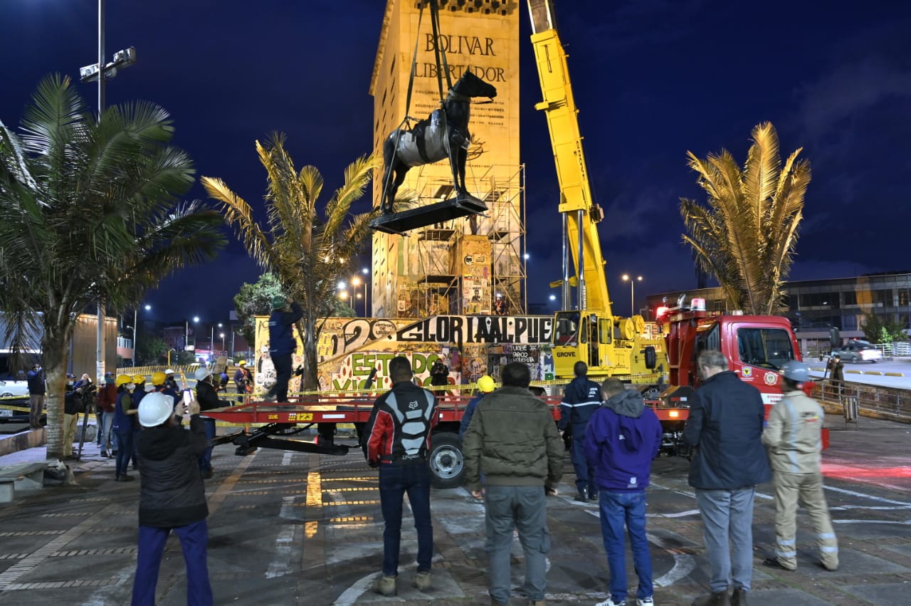 Las estatuas caídas, pero no en combate. 