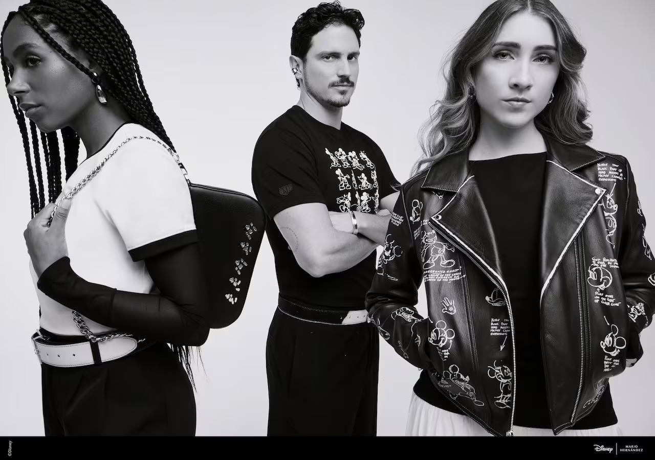 Disney x Mario Hernández: una colaboración mágica que une tradición artesanal y fantasía global La reconocida casa de moda colombiana Mario Hernández y Disney han unido fuerzas para crear una de las colaboraciones más ambiciosas y emocionantes del año: Disney | Mario Hernández,