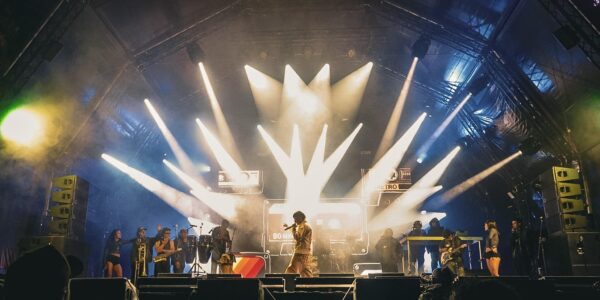 EL ARTISTA EMERGENTE QUE LE ROBÓ LOS FANS A LOS HEADLINERS DEL FEP