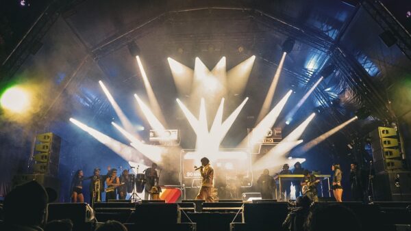 EL ARTISTA EMERGENTE QUE LE ROBÓ LOS FANS A LOS HEADLINERS DEL FEP