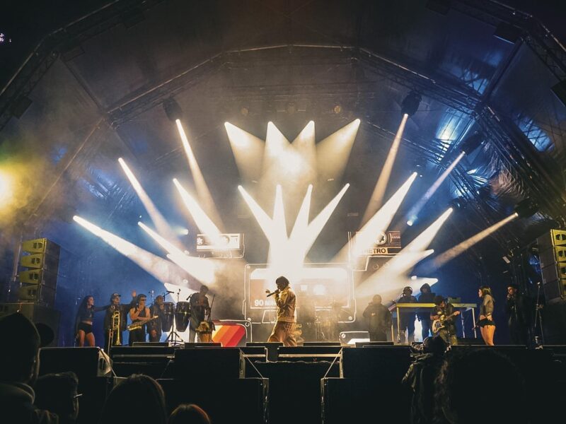 EL ARTISTA EMERGENTE QUE LE ROBÓ LOS FANS A LOS HEADLINERS DEL FEP
